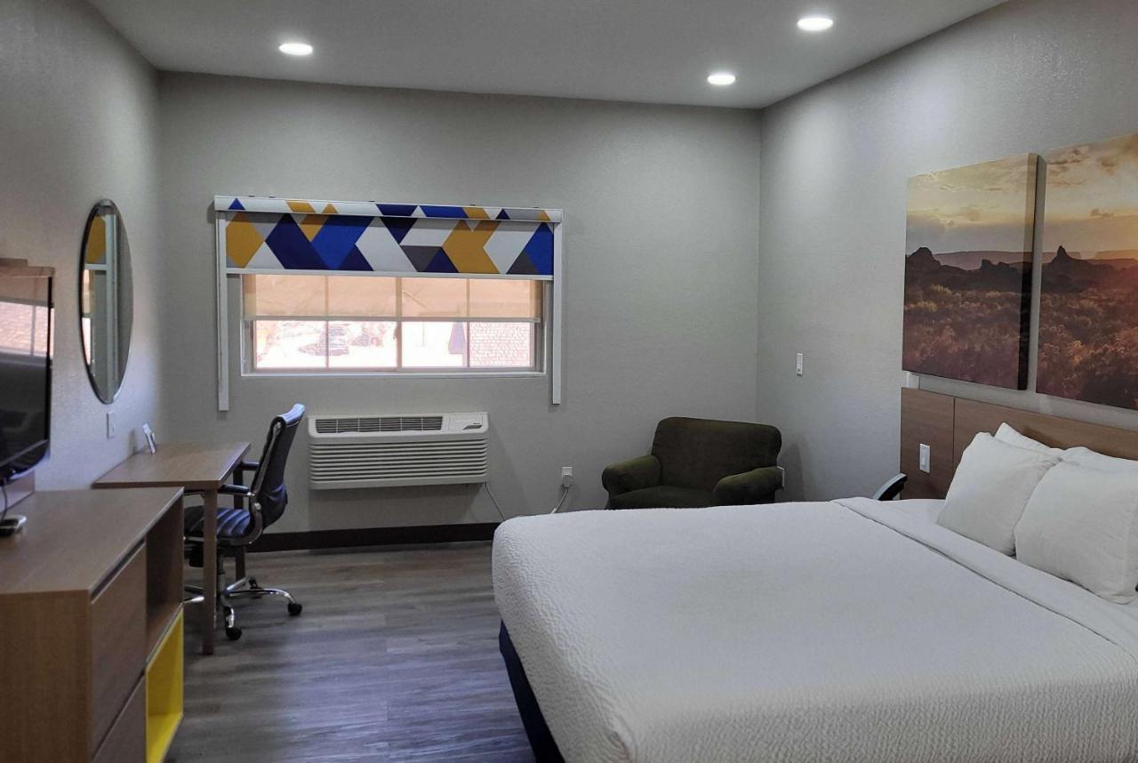Days Inn By Wyndham צ'יילדרס מראה חיצוני תמונה